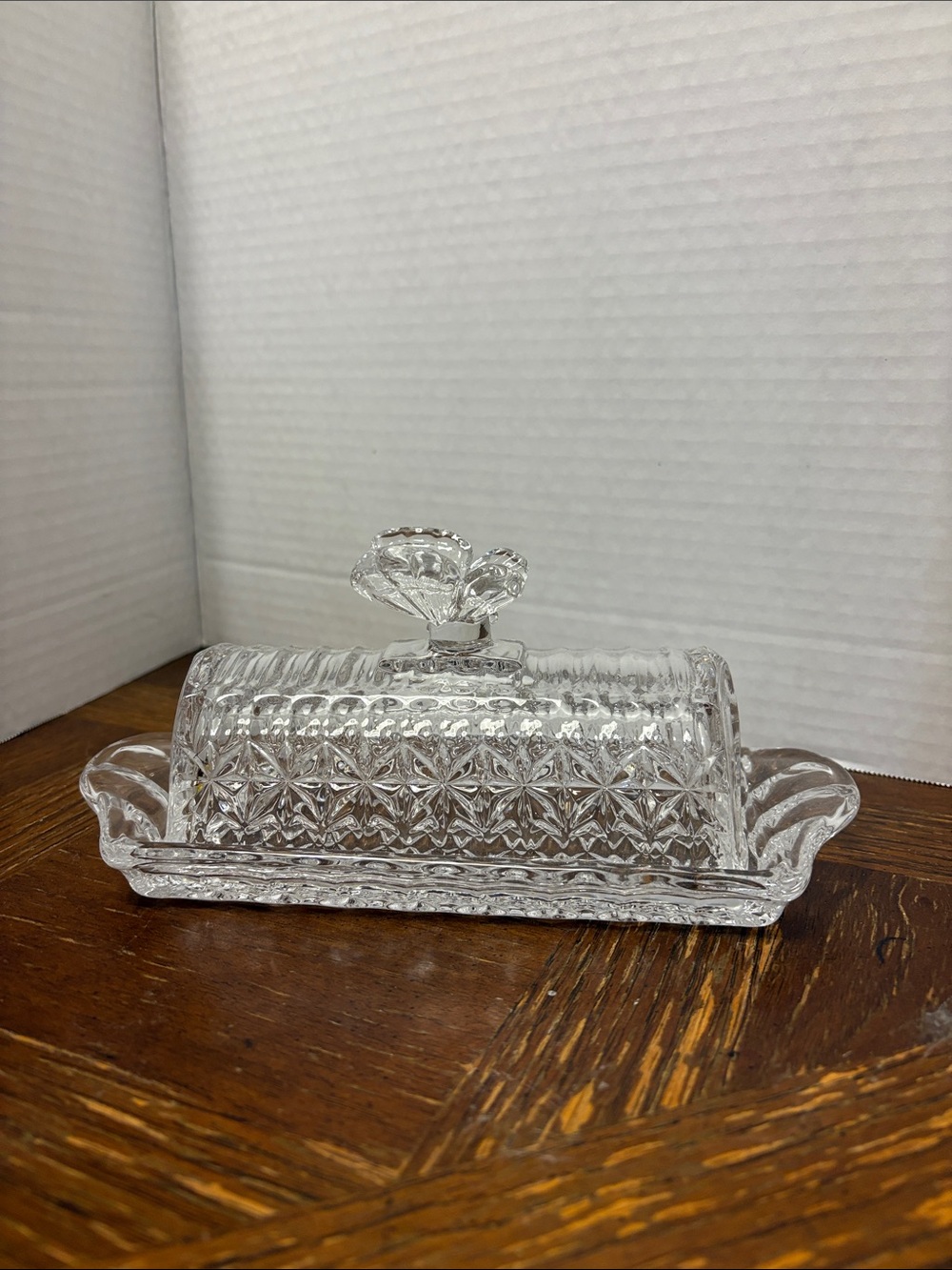 Bezrat Clear Pressed Glass Butter Dish with Decorative Leaf Knob